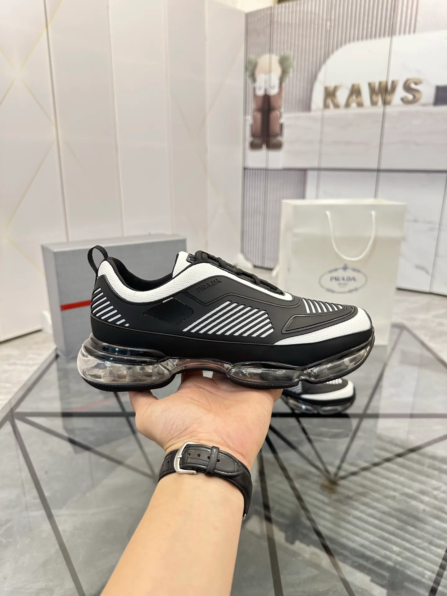 Men's shoes for sale 💰: 💰P660¥ High-end top quality Product trademark: Prada *"Prada*" low-top casual shoes Regular size: 38-45 (can be customized to 46) Product materials: Upper imported from the counter original material, breathable lining, cowhide foot pads, original air cushion outsole. No.: 001